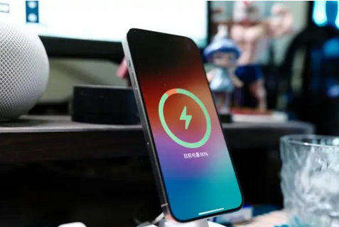 萍乡苹果15换屏服务分享用什么充电器给iPhone15充电更好 